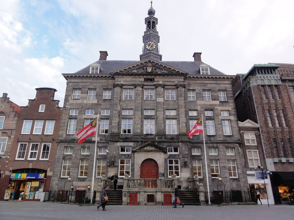 Het stadhuis van 's-Hertogenbosch aan de Markt