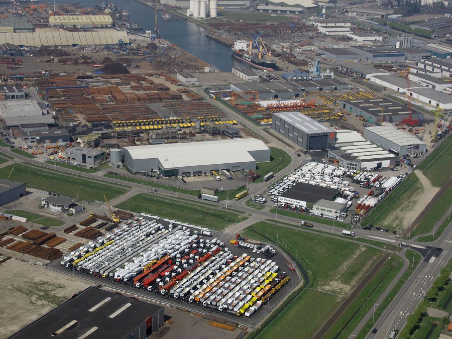 Luchtfoto van het haven- en industriegebied Moerdijk