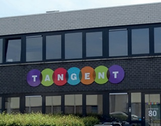 Het kantoor van Stichting Tangent met de kleurrijke Tangent-gevelletters