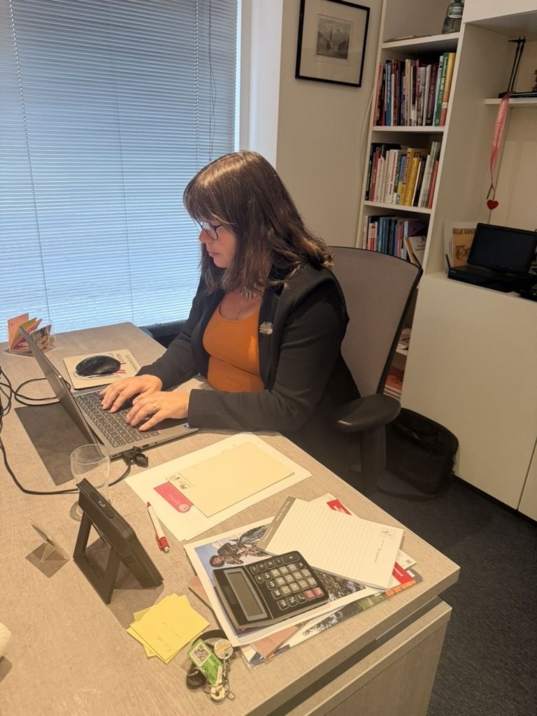 Marcelle Meesters aan het werk in haar kantoor