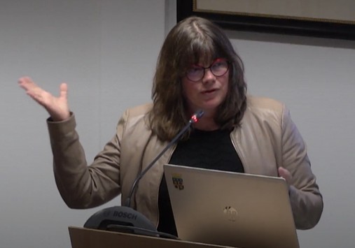Marcelle Meesters aan het spreekgestoelte tijdens een raadsvergadering